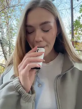 MilaMoone online show from October 31, 2025, 1:52 pm