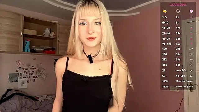 Snapshot of FridaAaberg chatting on November 7, 2025, 7:35 am FridaAaberg online show from November 7, 2025, 7:35 am