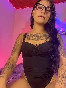 Snapshot of -Dannii- chatting on October 4, 2025, 1:29 am -Dannii- online show from October 4, 2025, 1:29 am