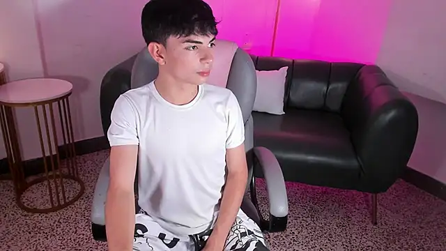 Snapshot of Peter_chase chatting on December 5, 2025, 6:06 pm Peter chase online show from December 5, 2025, 6:06 pm