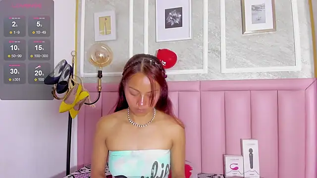 HoollyHendrix online show from February 17, 2026, 8:50 pm