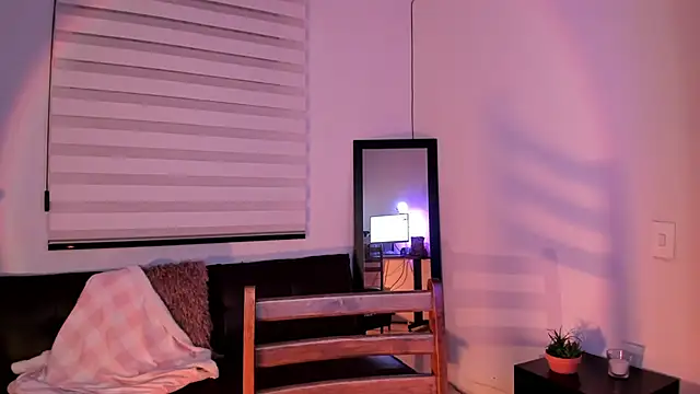 Snapshot of SarahCastillo_ chatting on October 27, 2025, 8:15 am SarahCastillo online show from October 27, 2025, 8:15 am