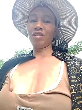 Snapshot of donna-bae chatting on April 13, 2026, 10:19 am donna-bae online show from April 13, 2026, 10:19 am