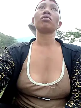 Snapshot of donna-bae chatting on April 3, 2026, 10:22 am donna-bae online show from April 3, 2026, 10:22 am