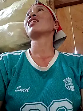 Snapshot of donna-bae chatting on April 1, 2026, 5:42 am donna-bae online show from April 1, 2026, 5:42 am