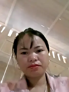 emly-xinh18 online show from October 31, 2025, 1:57 am