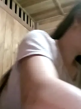 emly-xinh18 online show from October 22, 2025, 9:35 pm