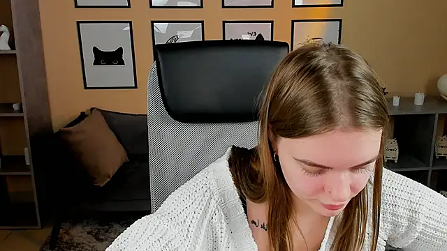 LisaMitchell online show from November 25, 2025, 2:45 am