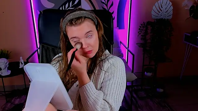 LisaMitchell online show from October 22, 2025, 2:33 am