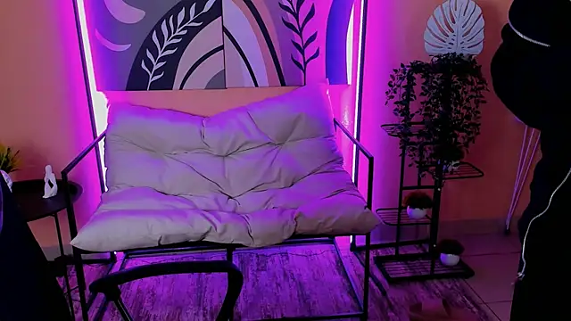 LisaMitchell online show from October 23, 2025, 2:32 am