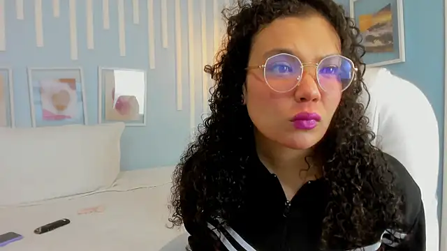 Snapshot of SweetStarr_ chatting on October 2, 2025, 1:03 pm SweetStarr online show from October 2, 2025, 1:03 pm