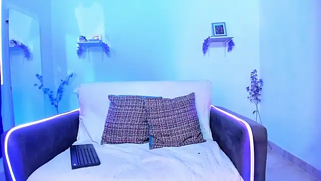 karlaaa   online show from December 4, 2025, 2:05 pm