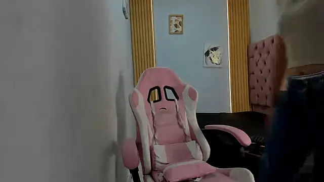 Snapshot of Naomis_35 chatting on October 9, 2025, 7:58 pm Naomis 35 online show from October 9, 2025, 7:58 pm