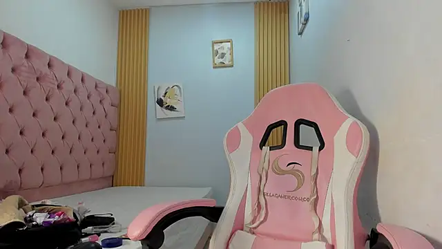 Snapshot of Naomis_35 chatting on November 18, 2025, 7:50 pm Naomis 35 online show from November 18, 2025, 7:50 pm