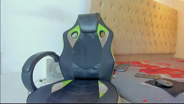 Snapshot of Naomis_35 chatting on January 7, 2026, 8:03 pm Naomis 35 online show from January 7, 2026, 8:03 pm