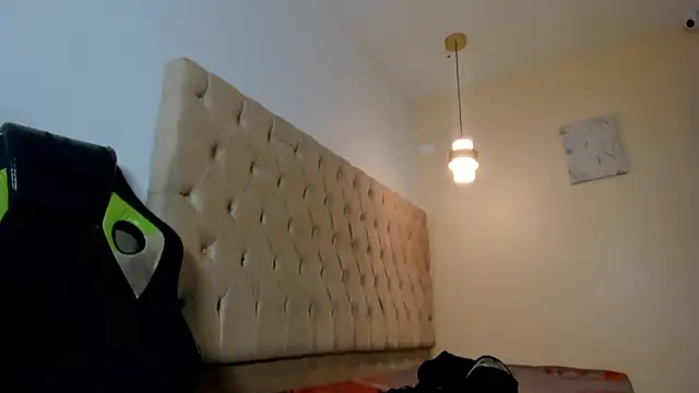 Snapshot of Naomis_35 chatting on December 15, 2025, 7:20 pm Naomis 35 online show from December 15, 2025, 7:20 pm