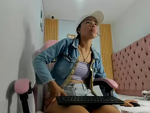 Snapshot of Naomis_35 chatting on October 20, 2025, 7:47 pm Naomis 35 online show from October 20, 2025, 7:47 pm