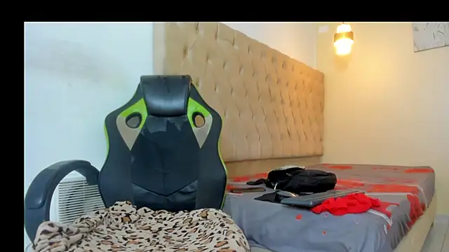 Snapshot of Naomis_35 chatting on December 19, 2025, 8:00 pm Naomis 35 online show from December 19, 2025, 8:00 pm