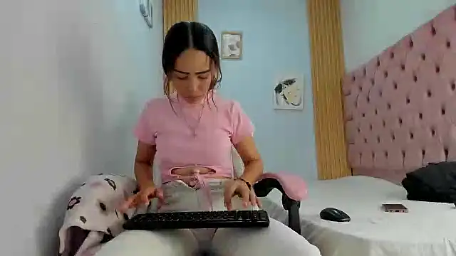 Snapshot of Naomis_35 chatting on October 16, 2025, 7:22 pm Naomis 35 online show from October 16, 2025, 7:22 pm