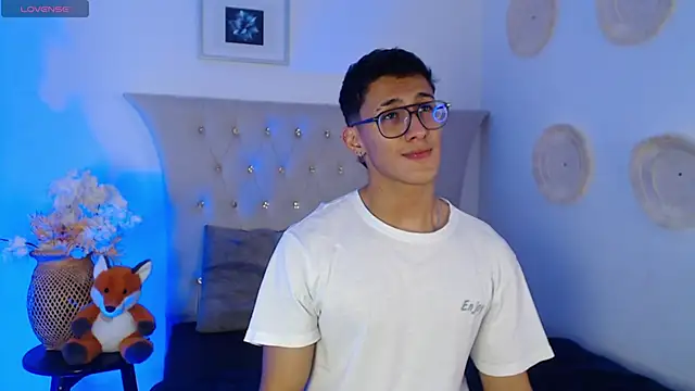 Snapshot of SalvadorFit chatting on October 3, 2025, 8:54 pm SalvadorFit online show from October 3, 2025, 8:54 pm