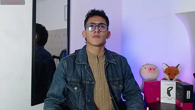 Snapshot of SalvadorFit chatting on November 17, 2025, 8:35 pm SalvadorFit online show from November 17, 2025, 8:35 pm