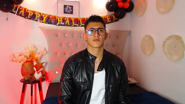 Snapshot of SalvadorFit chatting on October 8, 2025, 8:42 pm SalvadorFit online show from October 8, 2025, 8:42 pm