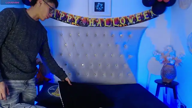 Snapshot of SalvadorFit chatting on October 17, 2025, 9:05 pm SalvadorFit online show from October 17, 2025, 9:05 pm