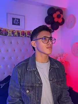 Snapshot of SalvadorFit chatting on October 11, 2025, 8:32 pm SalvadorFit online show from October 11, 2025, 8:32 pm