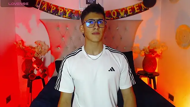 Snapshot of SalvadorFit chatting on October 24, 2025, 8:41 pm SalvadorFit online show from October 24, 2025, 8:41 pm