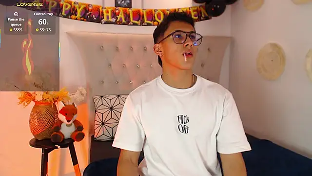 Snapshot of SalvadorFit chatting on October 6, 2025, 8:42 pm SalvadorFit online show from October 6, 2025, 8:42 pm