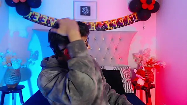 Snapshot of SalvadorFit chatting on October 19, 2025, 8:44 pm SalvadorFit online show from October 19, 2025, 8:44 pm