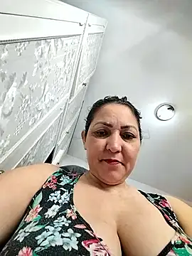 Lunita86 online show from May 10, 2026, 3:03 pm