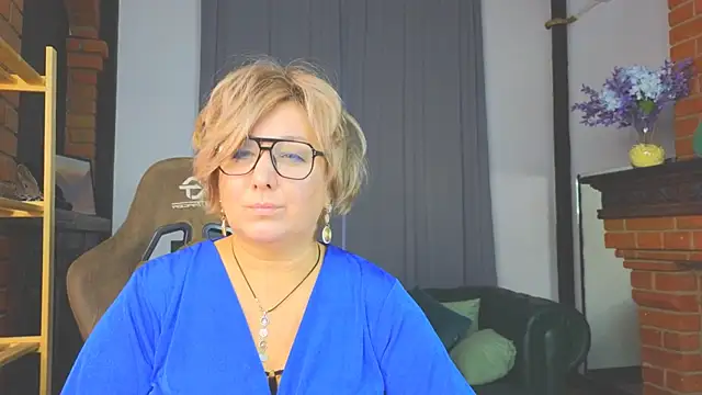 Snapshot of Marta_Wils chatting on November 18, 2025, 5:22 am Marta Wils online show from November 18, 2025, 5:22 am