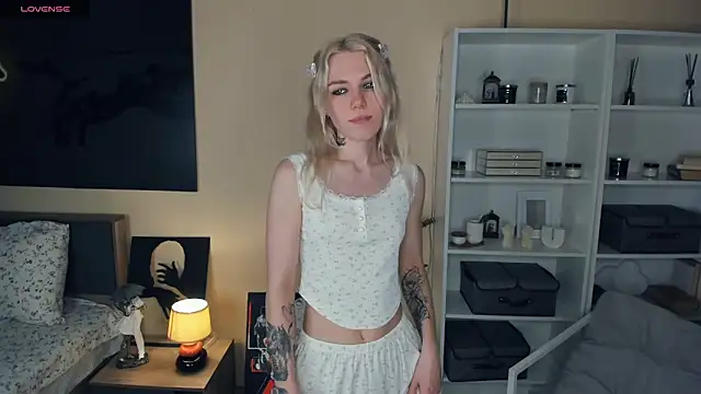 Snapshot of DianeHonnette chatting on October 9, 2025, 7:14 pm DianeHonnette online show from October 9, 2025, 7:14 pm