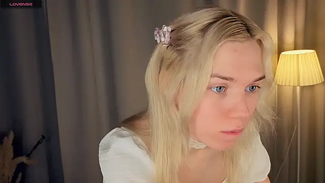 Snapshot of DianeHonnette chatting on November 28, 2025, 7:14 pm DianeHonnette online show from November 28, 2025, 7:14 pm