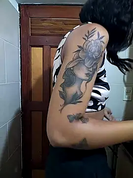 Suzanelee1 online show from October 24, 2025, 1:43 pm