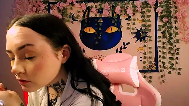 MollyKissy online show from April 19, 2026, 6:36 am