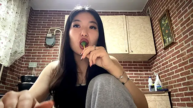 EmmaLeexth online show from March 6, 2026, 10:10 am