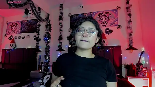 SabrinaV  online show from December 15, 2025, 11:38 am