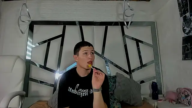 ANLLELOAndANGELA online show from April 5, 2026, 9:10 pm