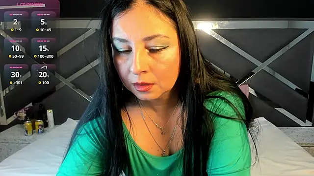 AgataThompson  online show from December 2, 2025, 7:15 pm