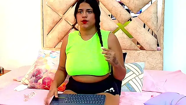 Snapshot of Selenegomezz chatting on November 21, 2025, 7:35 pm Selenegomezz online show from November 21, 2025, 7:35 pm