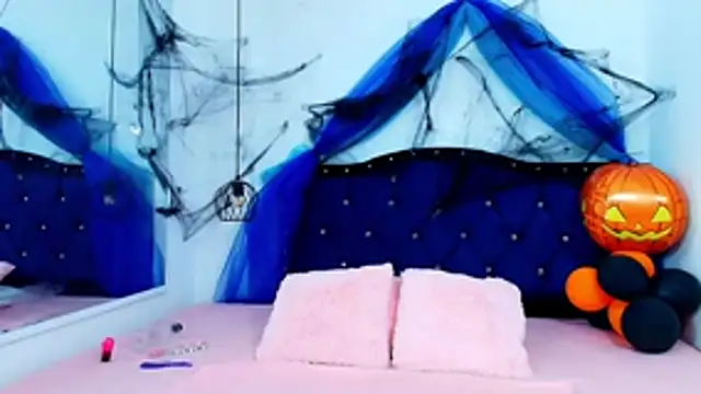 Snapshot of Selenegomezz chatting on October 31, 2025, 8:16 pm Selenegomezz online show from October 31, 2025, 8:16 pm