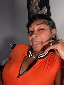 QUEENCALIMOD online show from October 18, 2025, 7:32 am