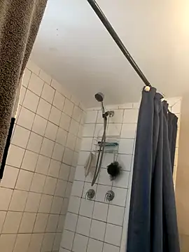 QUEENCALIMOD online show from October 19, 2025, 4:32 pm