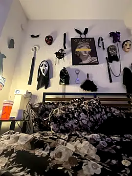 QUEENCALIMOD online show from November 9, 2025, 6:06 am