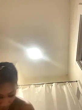 QUEENCALIMOD online show from November 14, 2025, 4:05 am