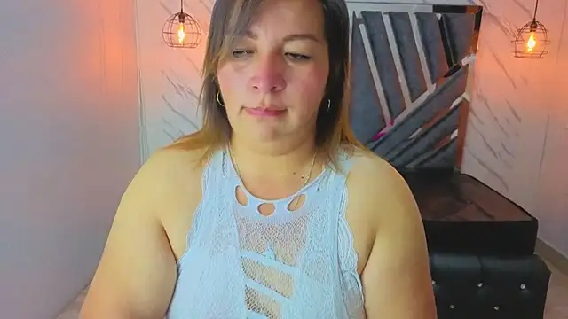 Snapshot of MaylinRosse_ chatting on July 6, 2026, 7:38 pm MaylinRosse online show from July 6, 2026, 7:38 pm