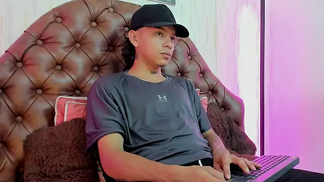 Snapshot of noah_blake0 chatting on September 24, 2025, 2:51 am noah blake0 online show from September 24, 2025, 2:51 am