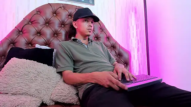 Snapshot of noah_blake0 chatting on October 8, 2025, 2:46 am noah blake0 online show from October 8, 2025, 2:46 am